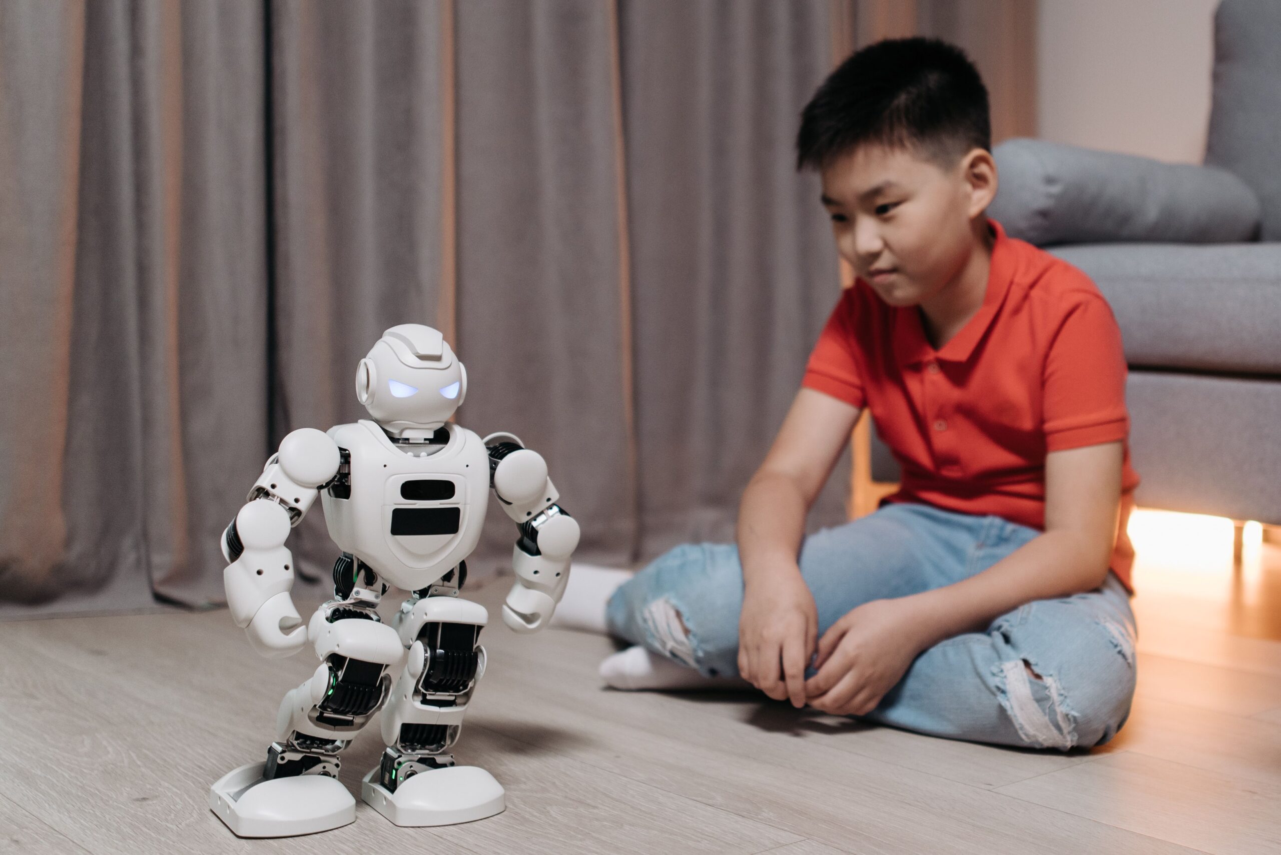 Enfant interagissant avec un robot éducatif dans un atelier de formation en intelligence artificielle