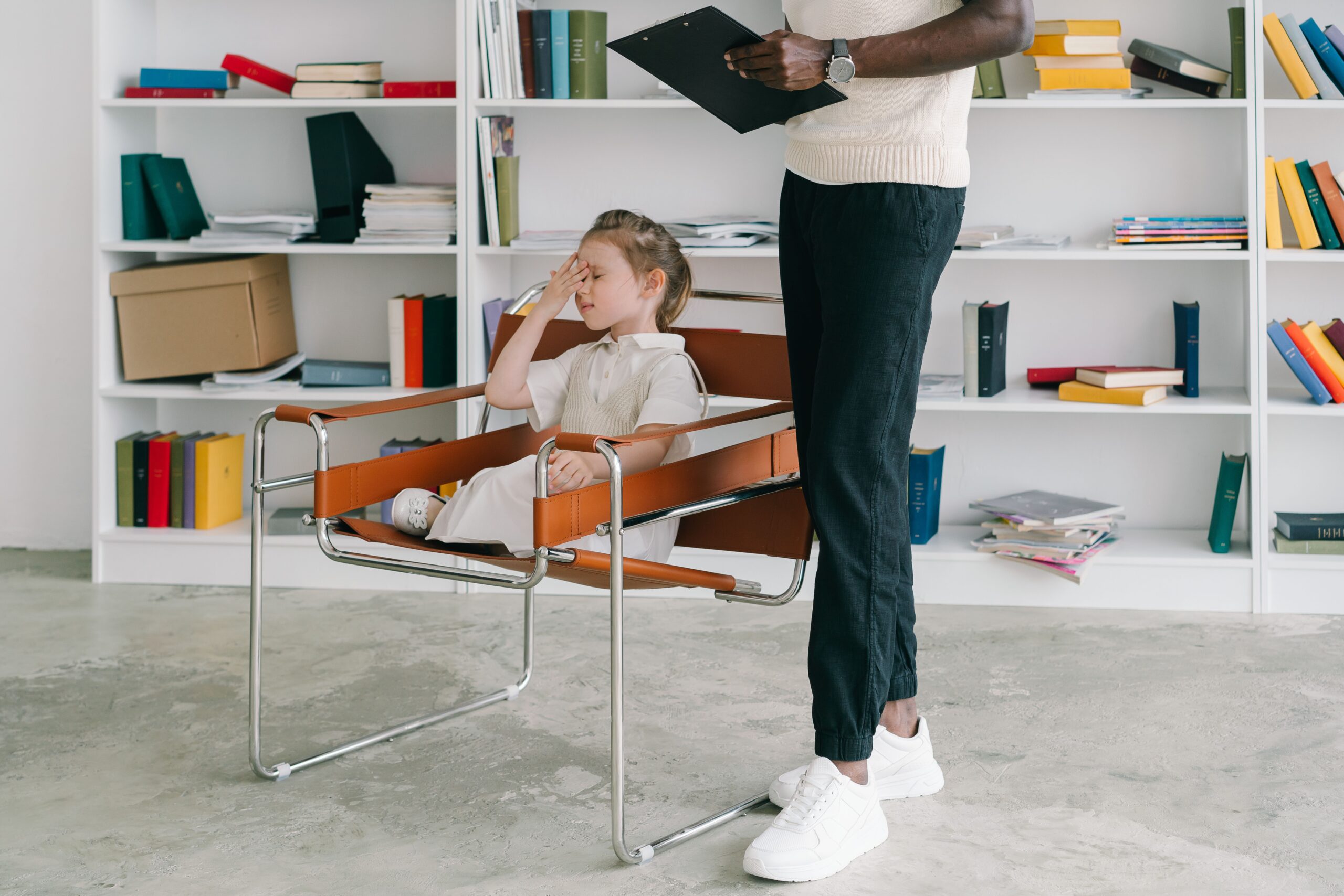 Enfant en séance avec un psychologue spécialisé en développement de l'enfant