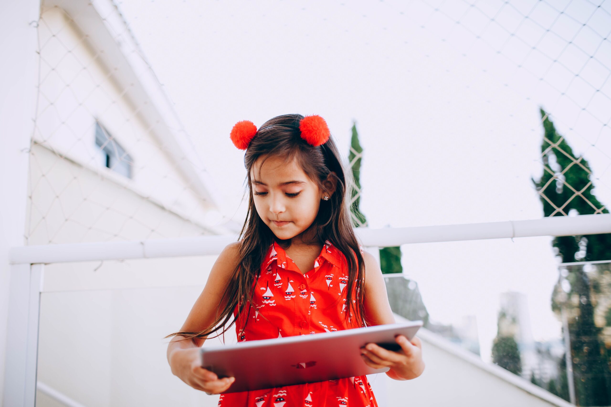 Enfant utilisant une tablette dans le cadre d'une formation numérique personnalisée
