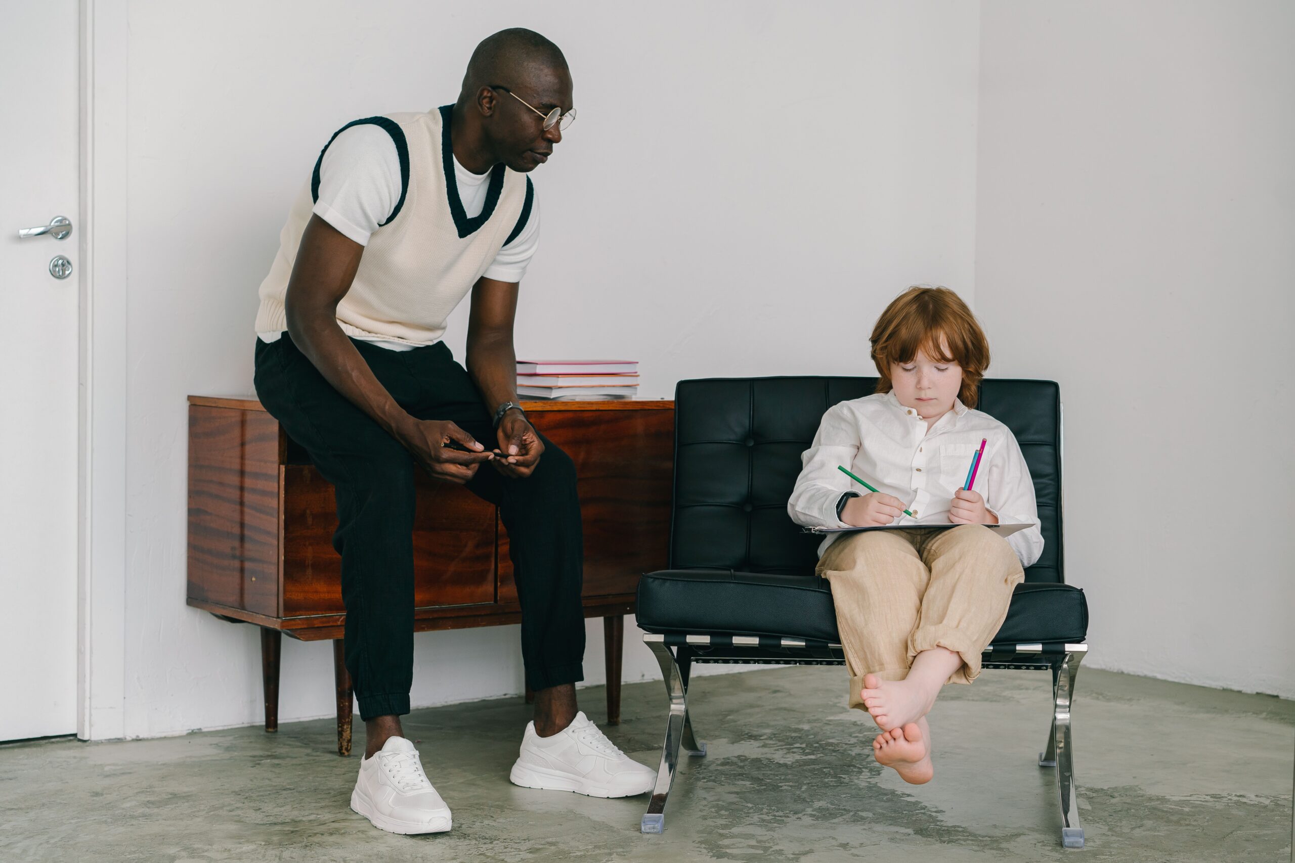 Psychologue accompagnant un enfant lors d'une séance d'évaluation pédagogique